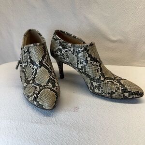 IMPO Baddie Booties Faux Snake Skin Make a Statement 3” Heel Side Zip Vampy Sz 8